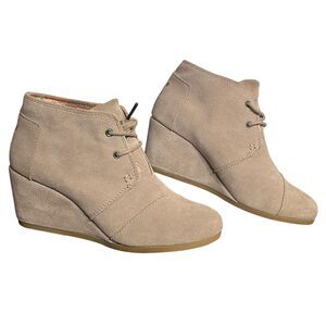 TOMS Desert Wedge Boots Womens Size 8.5 Beige Suede Ankle Booties Lace Up Boho